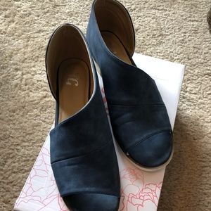 Open toe blue flats. Size 9.